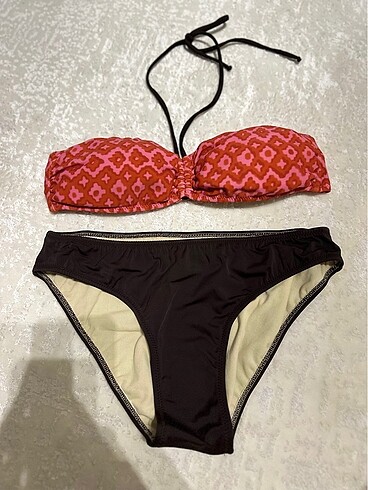 Desenli hiç kullanılmamış bikini takımı
