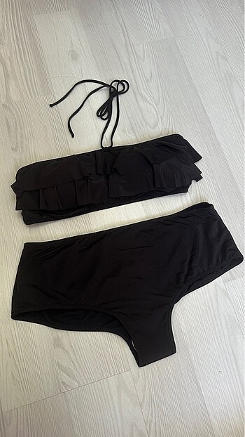Siyah Volanlı Straplez Bikini Takımı