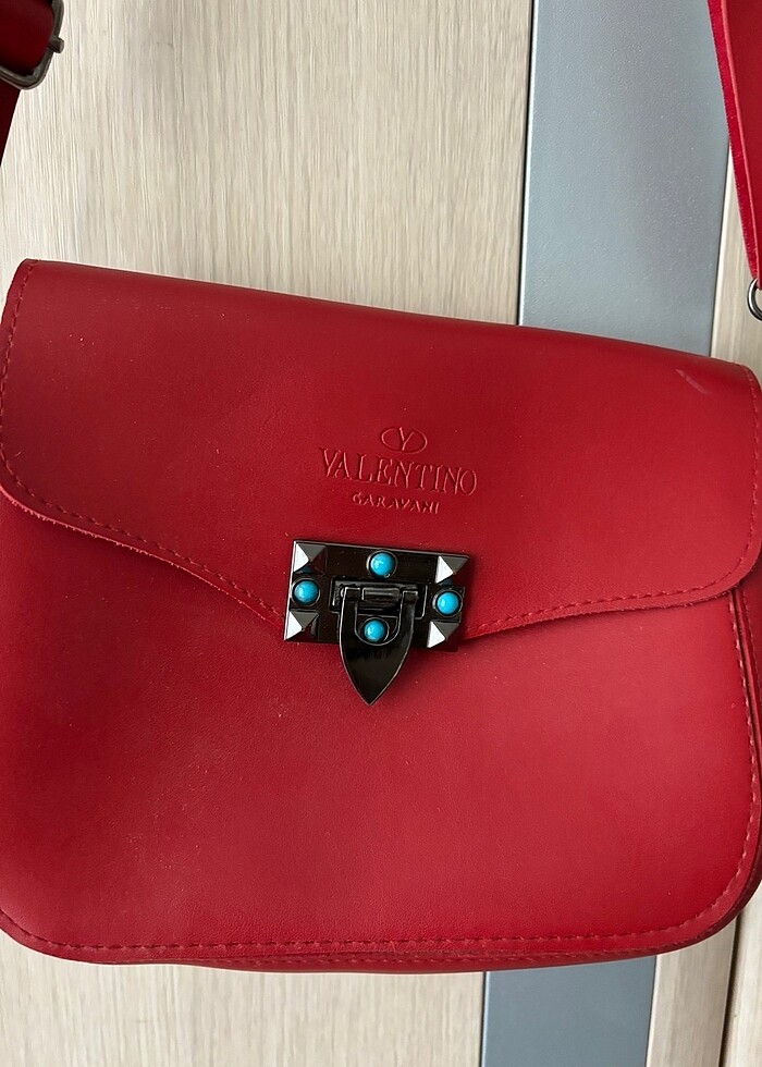 Kırmızı çanta - Görsel 2