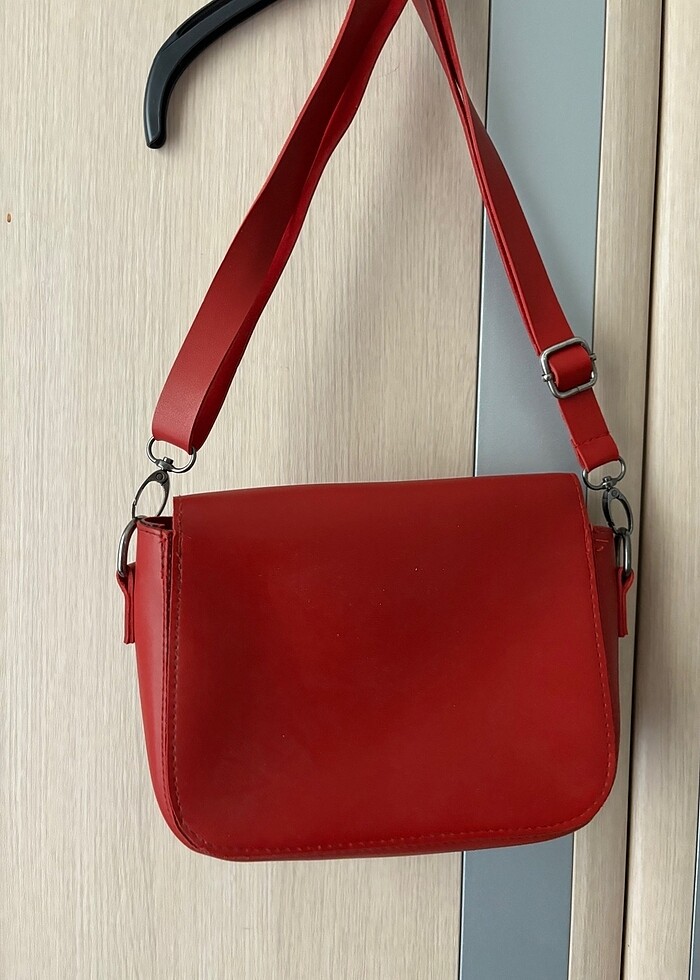 Kırmızı çanta - Görsel 3