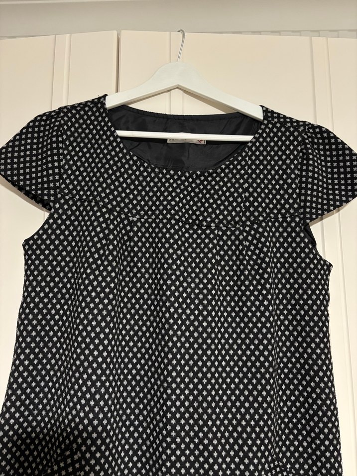 Kısa Kollu Puantiyeli Siyah Midi Elbise - Görsel 2