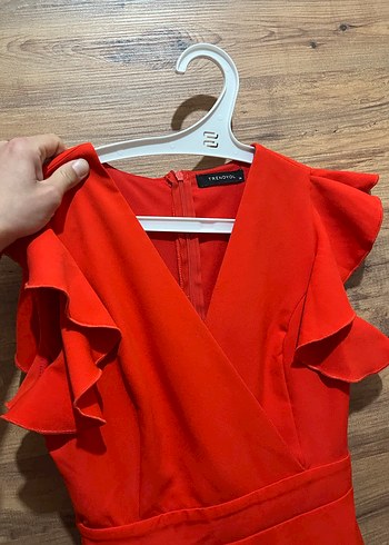 Kırmızı V Yakalı Fırfırlı Midi Elbise - Görsel 2