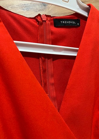 Kırmızı V Yakalı Fırfırlı Midi Elbise - Görsel 3