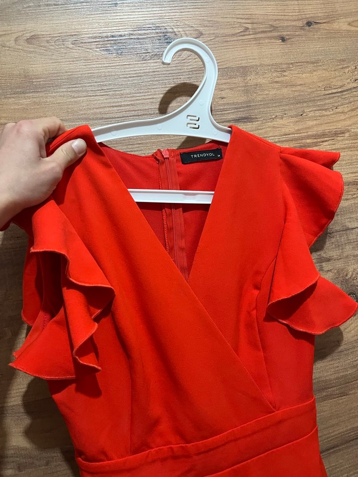 Kırmızı V Yakalı Fırfırlı Midi Elbise - Görsel 2