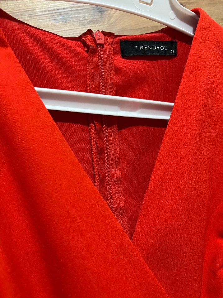 Kırmızı V Yakalı Fırfırlı Midi Elbise - Görsel 3