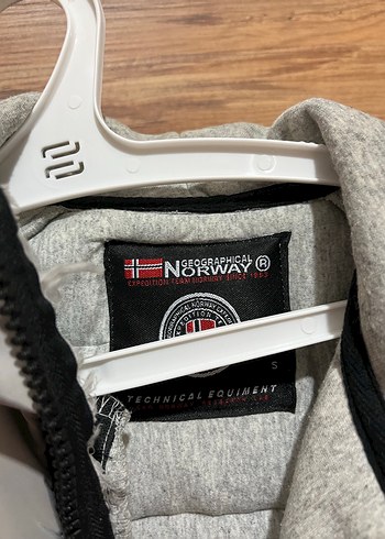 Gri Kapüşonlu Fermuarlı Erkek Kış Montu - Görsel 3