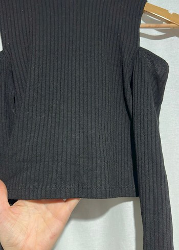 Kadın Siyah Omuz Detaylı Triko Crop Kazak - Görsel 3