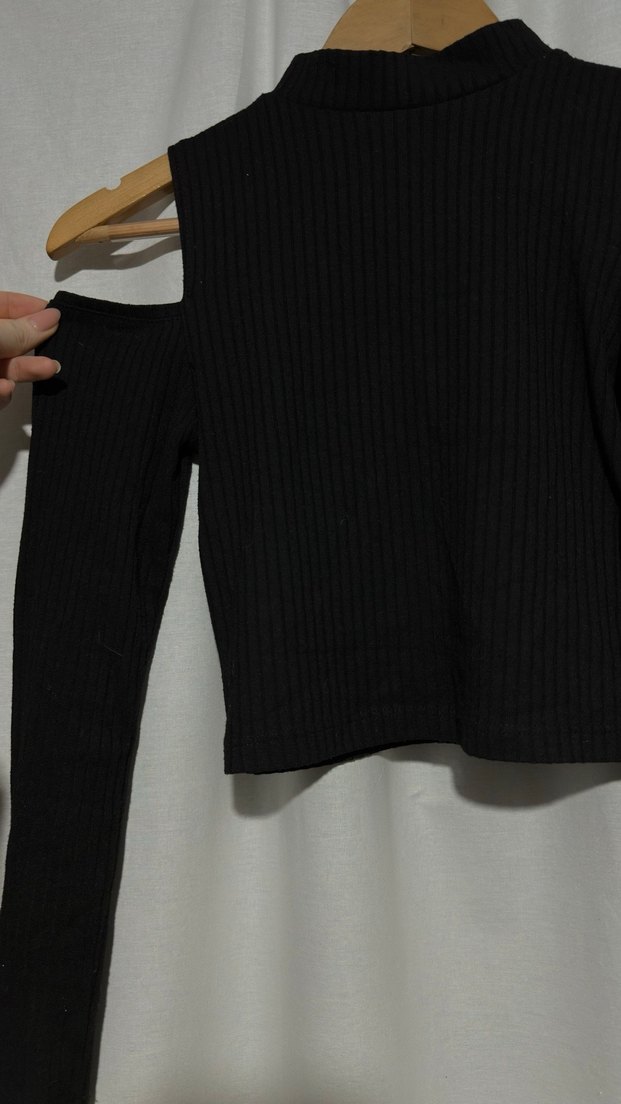 Kadın Siyah Omuz Detaylı Triko Crop Kazak - Görsel 2