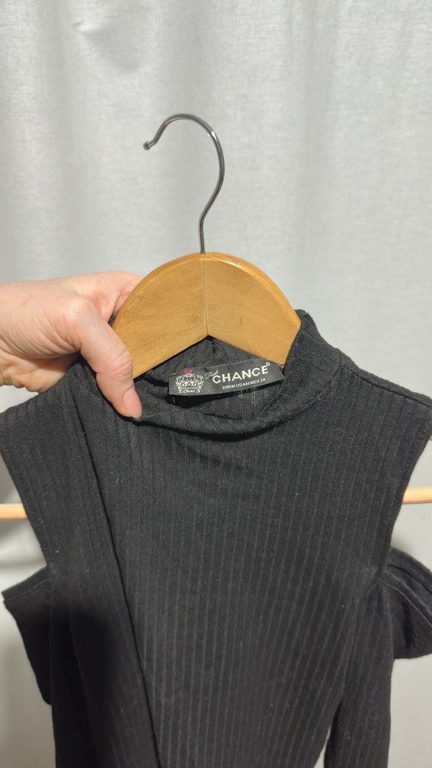 Kadın Siyah Omuz Detaylı Triko Crop Kazak - Görsel 4