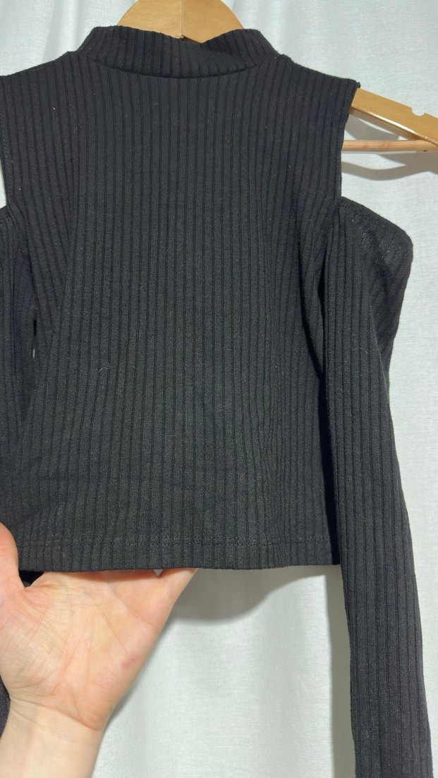 Kadın Siyah Omuz Detaylı Triko Crop Kazak - Görsel 3