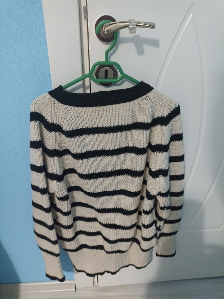 Gri-Beyaz Çizgili Örgü Kadın Hırka - Görsel 2