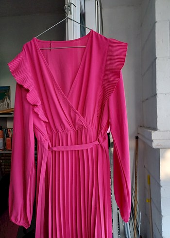 Pembe Piliseli Uzun Askılı Elbise - Görsel 4