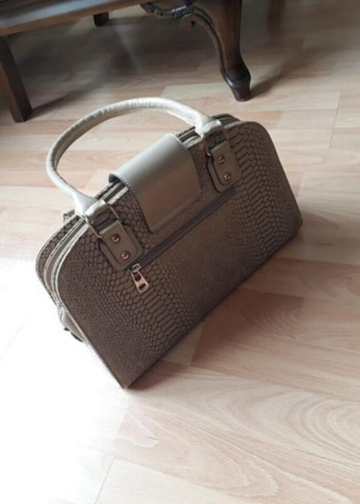 Ürün çok kaliteli yılan derisi desenli şık çanta - Görsel 4