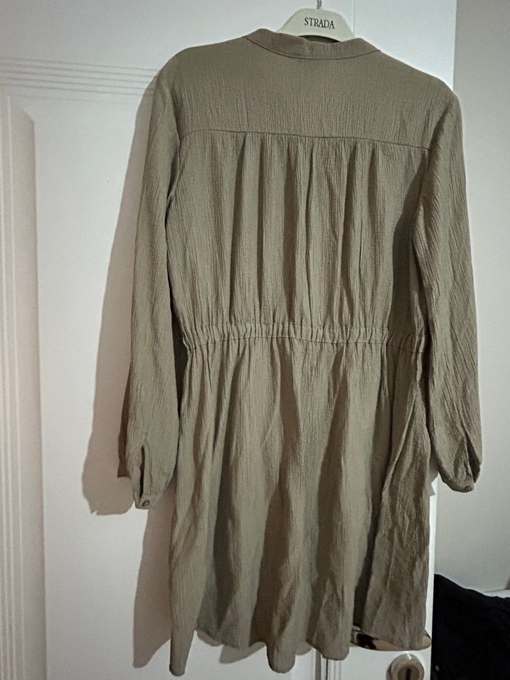 Düğmeli V Yakalı Uzun kollu - Görsel 4