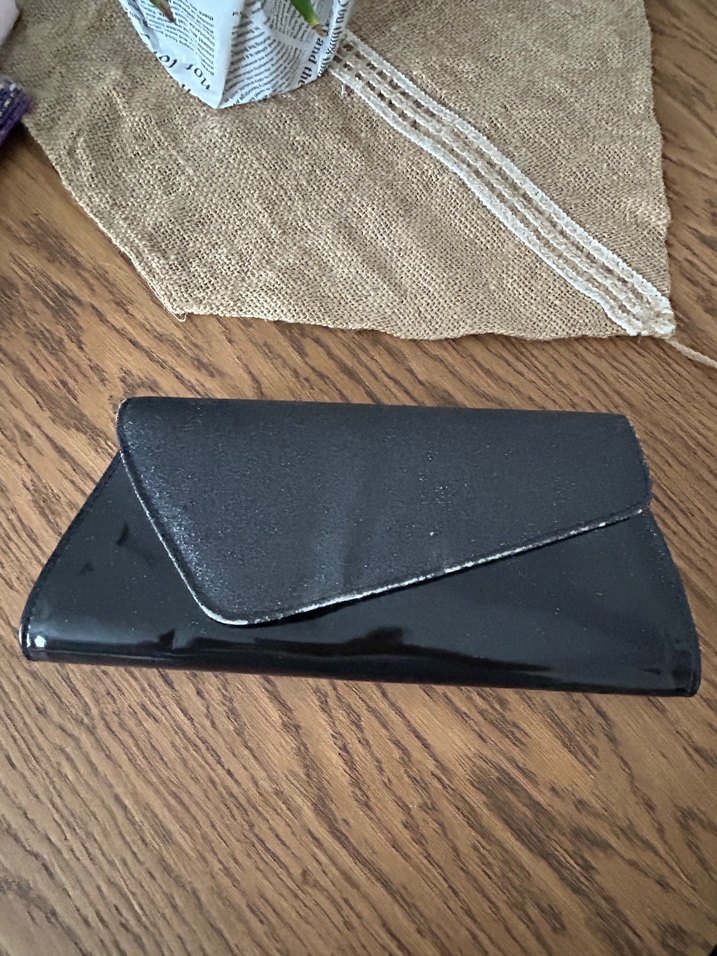 Zincir Detaylı Siyah Parlak Deri Kadın Portföy Çanta - Görsel 2