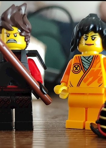 Sarı ve siyah Lego figürleri