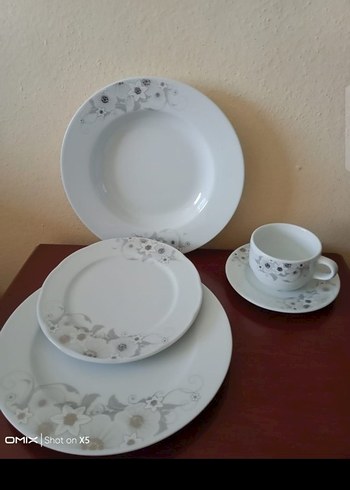 Gri Çiçek Desenli Beyaz Yemek Takımı