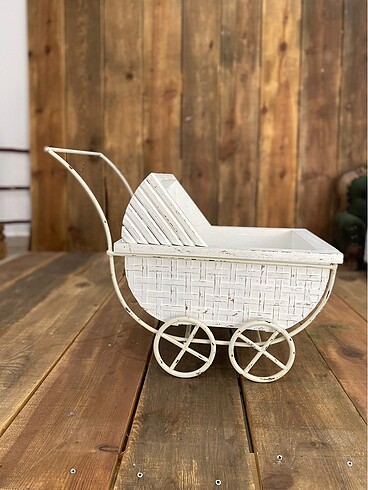 Ahşap bebek arabası