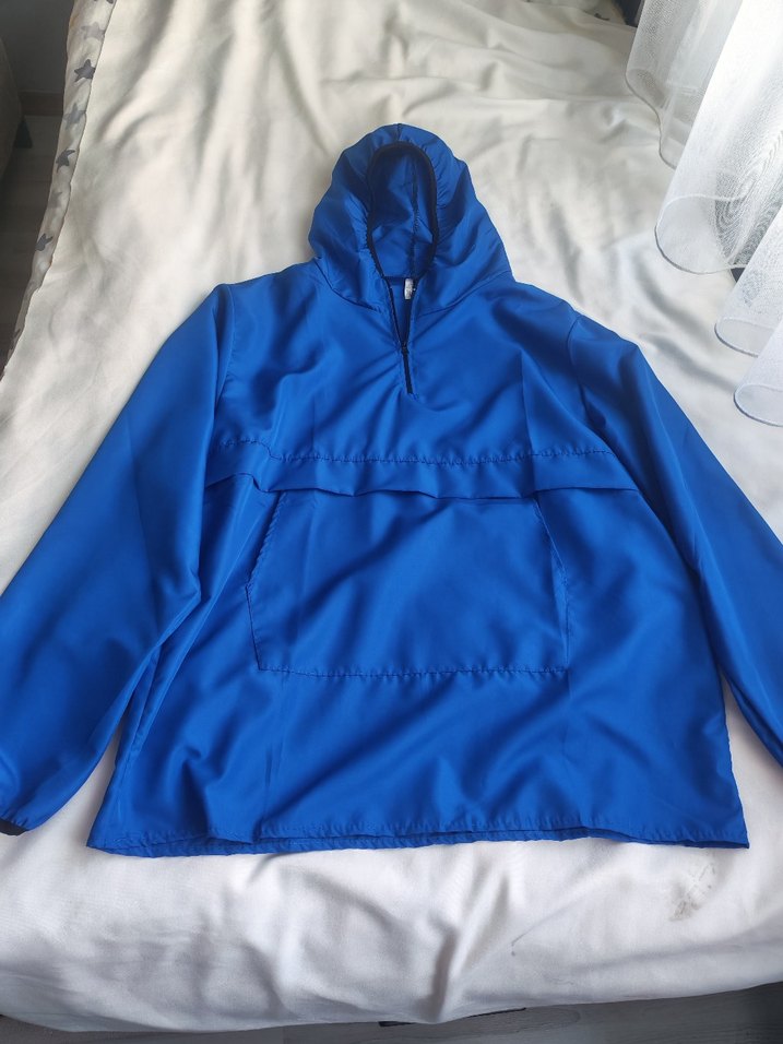 Mavi Kapüşonlu Yağmurluk - Görsel 2