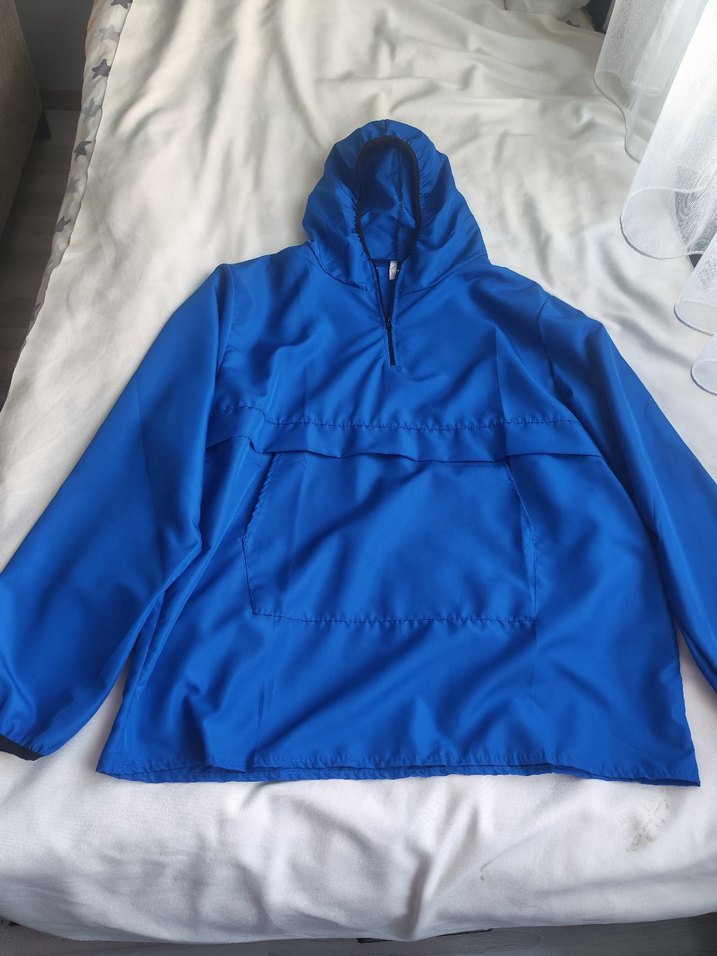 Mavi Kapüşonlu Yağmurluk - Görsel 3