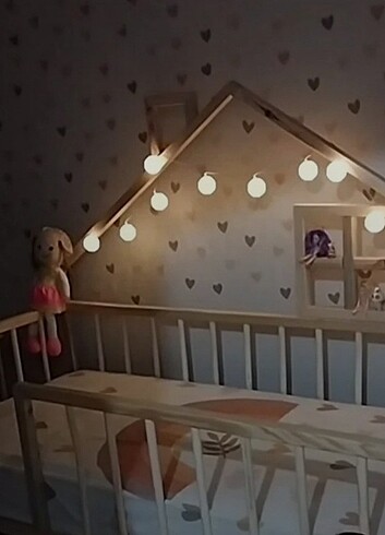 Doğal ahşap pencereli ayaklı karyola 