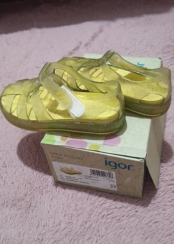 27 Beden Sarı Parlak Kız Çocuk Sandalet Velcro