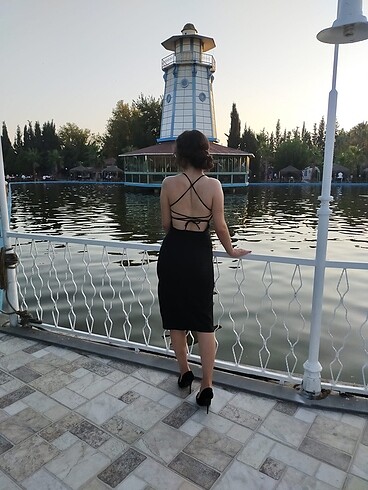 Siyah Sırt Detaylı Elbise