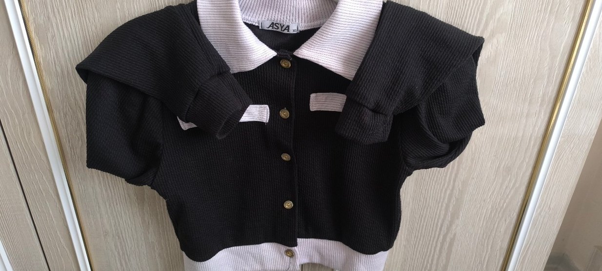 Düğmeli Siyah Kız Hırka - Görsel 3