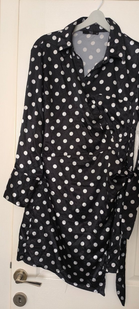 Düğmeli Siyah Beyaz Puantiyeli Midi Elbise saten - Görsel 2