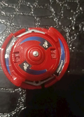 Renkli Kırmızı Dönen Aksiyon Figürü