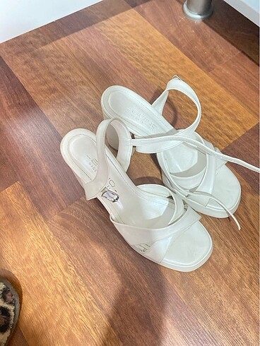 Topuklu beyaz ayakkabı - Görsel 5