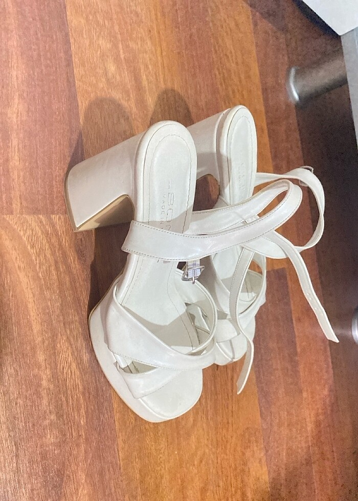 Topuklu beyaz ayakkabı - Görsel 3