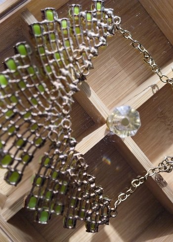 Uzun Zincir Detaylı Parlak Yeşil Kolye - Görsel 4