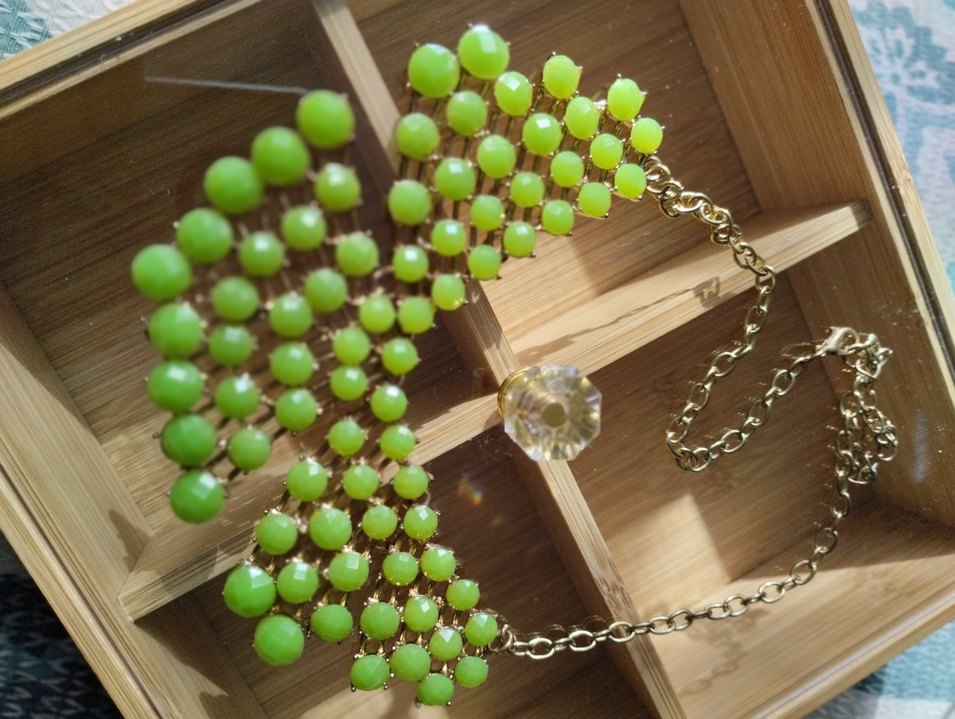 Uzun Zincir Detaylı Parlak Yeşil Kolye - Görsel 2