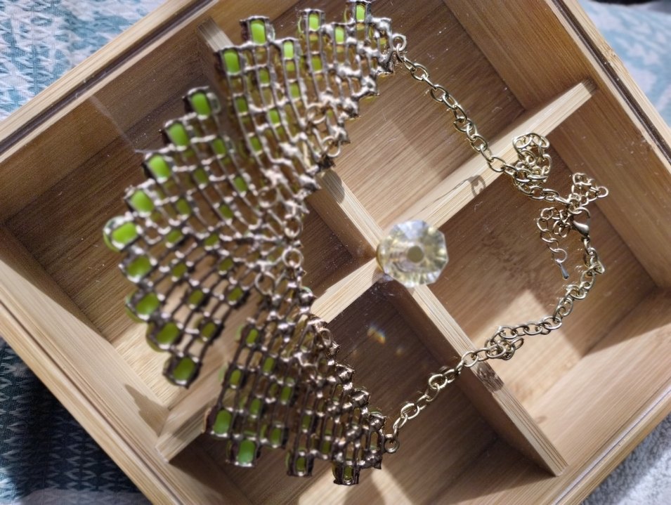 Uzun Zincir Detaylı Parlak Yeşil Kolye - Görsel 4