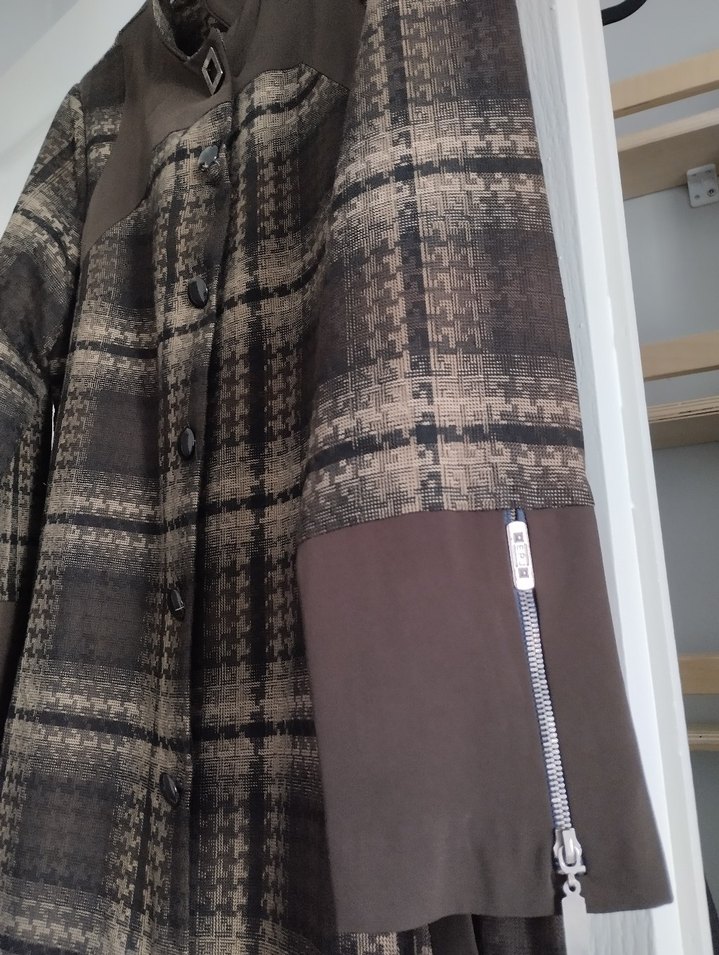 Uzun Kahverengi Düğmeli Kadın Pardesü Kap - Görsel 5