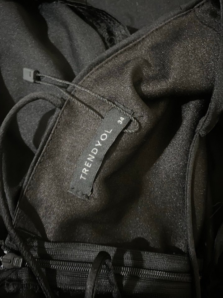 Trendyolmilla Siyah Uzun Askılı Drapeli Abiye Elbise - Görsel 4