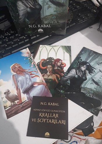 Beden Renk N.G. Kabal - Krallar ve Soytarıları Romanı