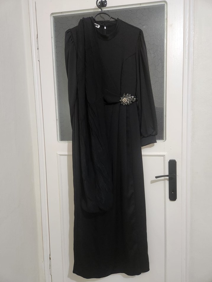 Uzun Siyah Drapeli Elbise - Görsel 3