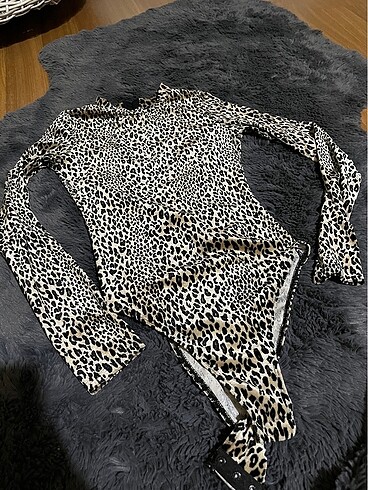 Parlak leopar desen bodysuit