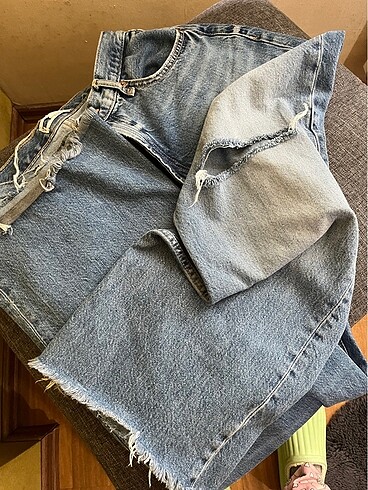m Beden İspanyol paça yırtık mom jeans.