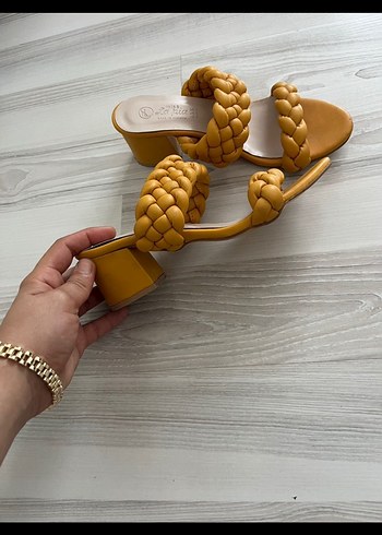 Zara Sarı Örgülü Topuklu Kadın Terlik
