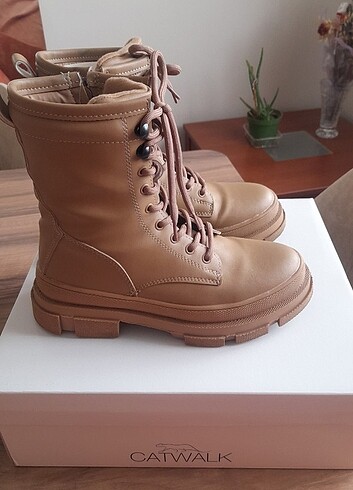 Catwalk deichmann camel bot