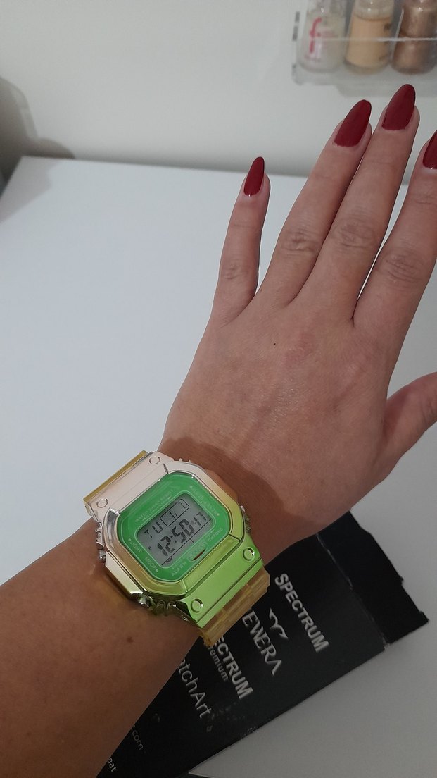 Altın Renk Dijital Kol Saati - Görsel 3