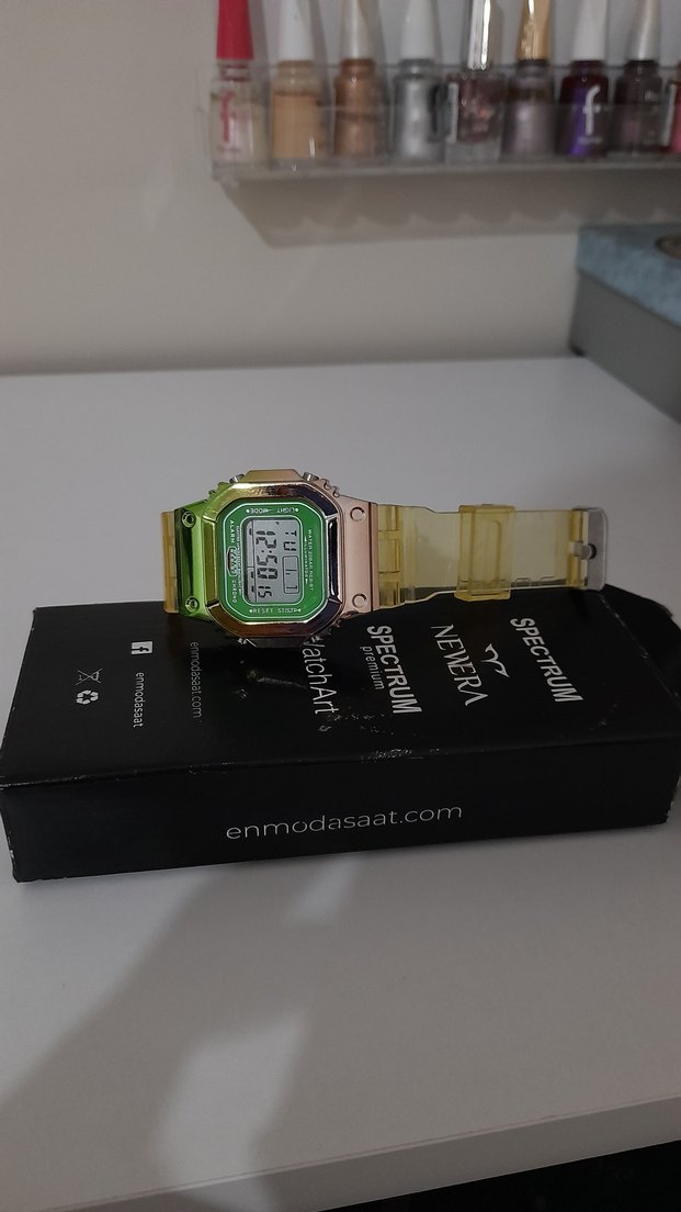 Altın Renk Dijital Kol Saati - Görsel 2