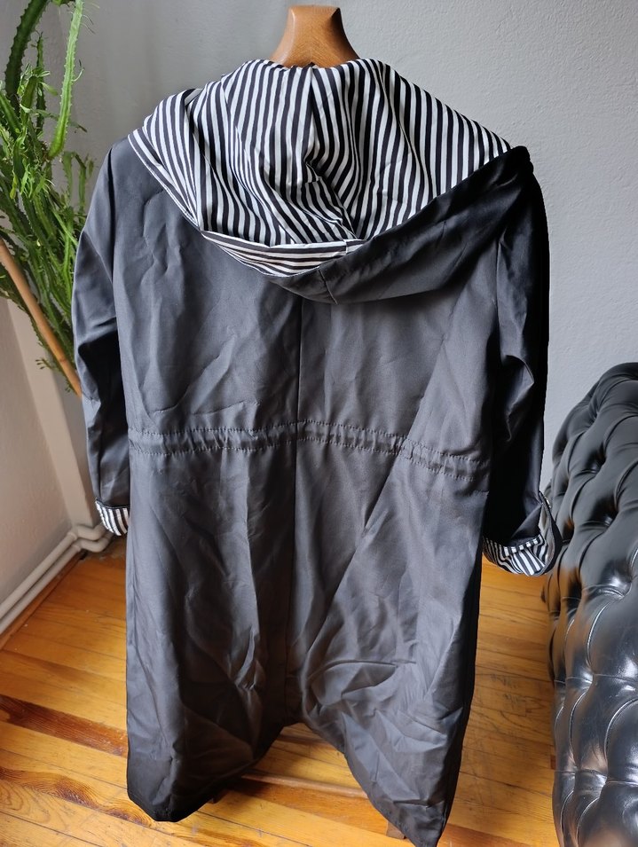 Big Dart Siyah Düğmeli Midi Yağmurluk - Görsel 3