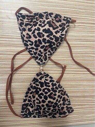 bikini üstü leopar