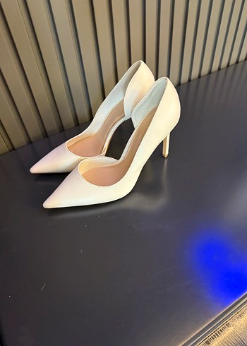 Beyaz Tokalı Stiletto Topuklu Kadın Ayakkabı - Görsel 2