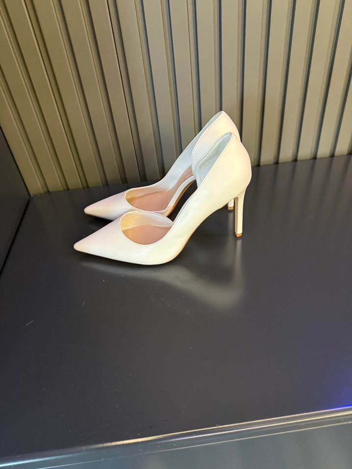 Beyaz Tokalı Stiletto Topuklu Kadın Ayakkabı - Görsel 3