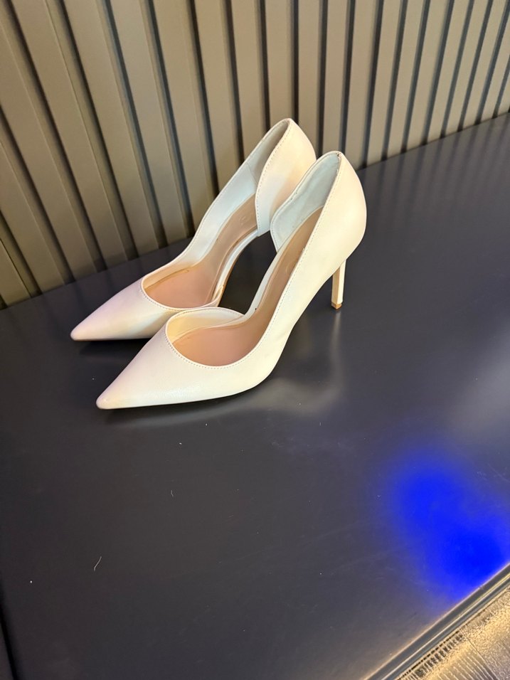 Beyaz Tokalı Stiletto Topuklu Kadın Ayakkabı - Görsel 2